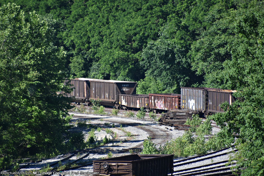 SBD 477384 in the foreground and CSX 918371 right in the center.